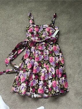 NWT Floral Eva Rose dress. Size medium